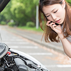 故障した車で悩む女性