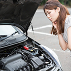 故障した車で悩む女性