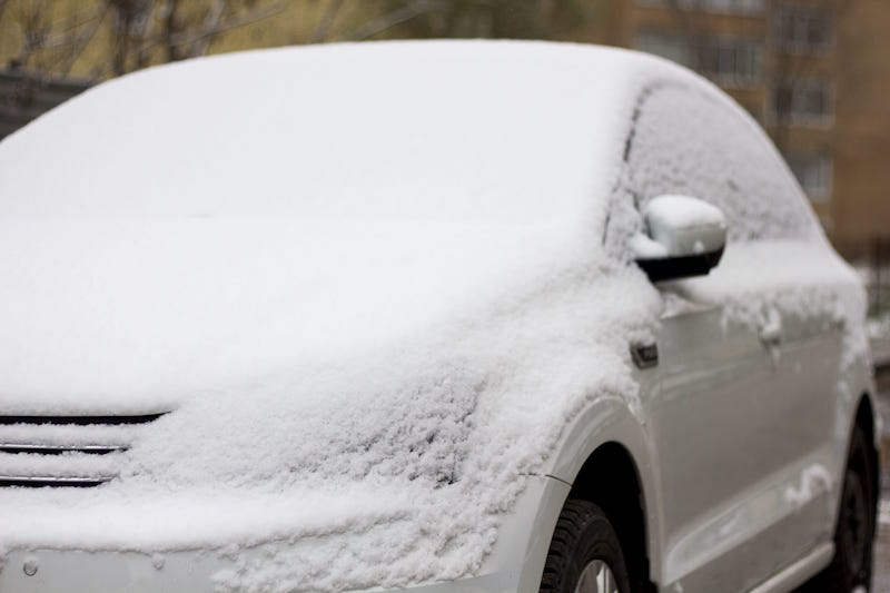 雪におおわれた車